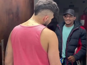 RECEBI UMA ENTREGA E PEDI PRO ENTREGADOR SUBIR. ELE ME COMEU COMO PAGAMENTO E AINDA ME DEU LEITE NA BOCA. old men joyful sex videos asian