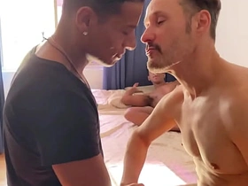 Um motoboy chegou pra fortalecer a brotheragem entre os dotados asian gay lovemaking leaked videos