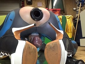 Extremeslut66 furzt durch einen Tunnel-Plug und schiebt sich einen langen Dildo währenddessen in den Arsch xxx uncaring sex videos asian