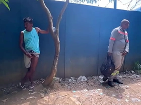 Foram pegos pelas câmeras em pleno dia do trabalho, na maior putaria no canteiro de obras. asian slave gay sex videos