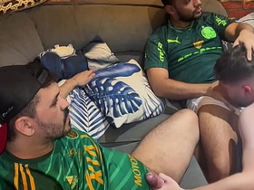 Foi assistir a partida de futebol com dois torcedores ativos e tomou pica gostoso no cu. - FULL SHEER.COM asian handsome elated boy sex videos