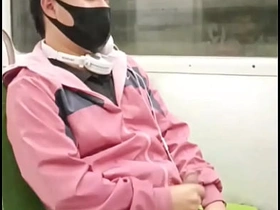 Joven Tretcho se masturba en el último vagón del metro xxx videos asian china hostel gay sex homemade