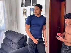 Garoto gostoso pega seu vizinho assistindo pornô e ajuda ele com um boquete asian father gay sex videos