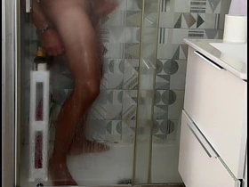 Beccato a masturbarsi in doccia con sborrata forte e orgasmo reale - spiato porn asian gay sex videos