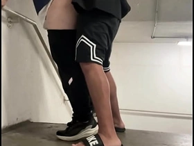 PUTINHA DO PREDIO QUERIA SER FODIDA NA ESCADA. TRATEI ELA COMO MERECE. asian gay friends sex videos