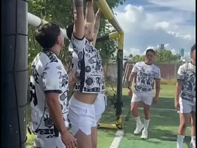 Equipo de futbol, con ayuda del sol, las cheves y el sudor, terminan clavándosela entre ellos asian twink unconcerned sex videos