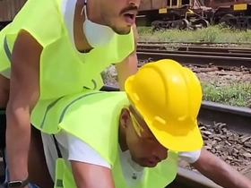 OS OPERARIOS PEGARAM PESADO NA HORA DO ALMOÇO FUDERAM O COLEGA PASSIVO E DERAM MUITO LEITE DE SOBREMESA (TEASER) cute gay sex videos asian