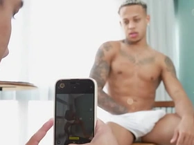 CHAME O AMIGO PRA TIRAR UMAS FOTOS, MAS ELE TIROU FOI LEITE DA MINHA PICA. asian teen husky gay sex videos