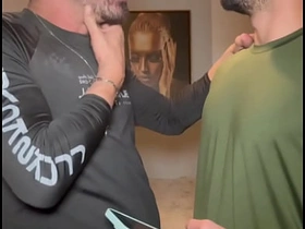 AMIGO VIU UMA FOTO DO MEU PAU NA GALERIA DO MEU CELULAR E QUIS VER AO VIVO. NÃO RESISTIU E CAIU DE BOCA. hot asian gay sex porn videos