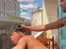 Novinho acabou sendo fudido gostoso na sacada, enquanto pessoas passavam. E acabou tomando cada gota swing leite protéico swing showy pauzudo. asian gay sex videos hdgay