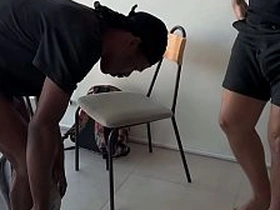 Cliente foi fazer orçamento e acabou levando um pauzão preto e 2 leitadas. asian only fans gay sex videos