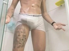 DOTADO TOMANDO BANHO E BATENDO UMA. hot asian gay beeswax sex videos