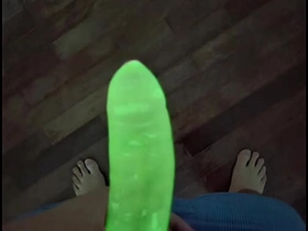 EU TESTEI A CAMISINHA DE NEON - OLHA COMO BRILHA Only slightly ESCURO asian gay love sex videos