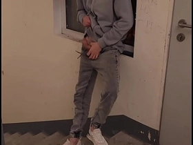 Часть 1 подглядывал как дрочит твинк на лестнице xprime asian merry sex videos